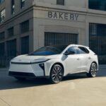 El Toyota bZ (anteriormente conocido como bZ4X) es el primer crossover totalmente eléctrico de Toyota. Este modelo cuenta con una capacidad de carga de 27.7 pies cúbicos, lo que lo coloca por encima del Crown Signia, pero sigue sin alcanzar las cifras de los SUV más grandes de la marca. Si decides equipar tu bZ con el sistema de sonido JBL opcional, el espacio se reduce a 25.8 pies cúbicos, igualando al Crown Signia.