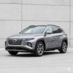 Aunque el Hyundai Tucson ha sido aclamado por su relación calidad-precio y características como el techo panorámico estándar y la garantía extendida de 10 años, no está exento de fallos. Algunos propietarios se han quejado de la calidad de los materiales interiores, y aunque el rendimiento del motor turbo es decente, se han reportado problemas con el sistema de suspensión en algunos modelos. Además, los problemas de fiabilidad a largo plazo, aunque han mejorado, siguen siendo una preocupación para aquellos que planean mantener el vehículo por muchos años.