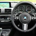 BMW es sinónimo de lujo y placer de conducir, pero estos beneficios vienen con un precio. Los modelos más antiguos, en particular, pueden ser caros de mantener debido a los costos elevados de las piezas y los servicios. Para los jubilados, que a menudo buscan estabilidad financiera, estos gastos recurrentes pueden convertirse en una carga considerable. Además, la tecnología avanzada y el enfoque en el rendimiento de la marca hacen que las reparaciones sean más complejas y caras. Los jubilados deben sopesar el placer de conducir un BMW con el impacto financiero de su mantenimiento, especialmente si planean conservar el vehículo durante muchos años.
