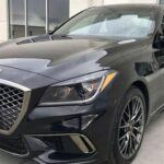 El Hyundai Genesis G80 Sport, lanzado entre 2017 y 2019, es una de las opciones más interesantes para quienes buscan un sedán de lujo con un rendimiento impresionante a un precio asequible. Con motores que van desde un V6 de 3.3 litros hasta un V8 de 5.0 litros, el modelo Sport ofrece un equilibrio perfecto entre potencia, confort y tecnología avanzada. Aunque Hyundai es conocido por su fiabilidad y valor, el G80 Sport se presenta como una alternativa seria a marcas como BMW o Audi.