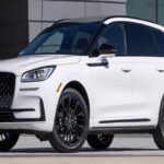 El Lincoln Corsair, un SUV compacto de lujo que comparte raíces con el Ford Escape, también se eliminará en 2026. Este modelo se posicionaba como una opción asequible dentro del segmento de lujo, lo que permitía a los compradores acceder a la marca Lincoln sin tener que optar por un SUV más grande o costoso. Su desaparición refleja un cambio en la estrategia de Lincoln, que parece estar orientando su enfoque hacia modelos más grandes y electrificados.