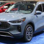 El Ford Escape Plug-In Hybrid 2025 combina la versatilidad de un SUV con la eficiencia de un motor híbrido enchufable. Con un interior espacioso y un maletero flexible, es la opción ideal para familias y aventureros que necesitan un coche práctico para el día a día y las escapadas de fin de semana. El Escape PHEV tiene una autonomía eléctrica suficiente para los trayectos diarios y el motor a gasolina garantiza que no te falte energía para viajes más largos. Su diseño robusto y su sistema de tracción en las cuatro ruedas hacen de este SUV un excelente todo terreno, ideal para quienes buscan un vehículo de carga y con capacidad para todo tipo de terrenos.