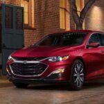 El Chevrolet Malibu enfrenta lo que muchos consideran una crisis existencial: los sedanes estadounidenses ya no están en boga. Con un 31% de su inventario sin vender, el Malibu se ve atrapado en un mercado que ha migrado hacia los SUV y crossovers. La discontinuación del modelo, ya anunciada por Chevrolet, no ayuda a las ventas, ya que los compradores tienden a evitar vehículos que saben que están siendo descontinuados. Aunque el Malibu ofrece una relación calidad-precio sólida, con buena economía de combustible y una conducción cómoda, el mercado simplemente ha cambiado.