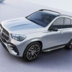 Mercedes-Benz es el epítome del lujo y la sofisticación, pero también es conocida por los altos costos de mantenimiento y reparación. Si bien la marca ofrece vehículos extremadamente cómodos y bien construidos, los costos de mantenimiento son notoriamente altos, con un promedio de $12,962 en un período de 10 años. Comparado con marcas como Toyota, que tiene un costo de mantenimiento promedio de $5,503, los propietarios de Mercedes pueden enfrentar facturas mucho más grandes, lo que podría resultar insostenible a largo plazo durante la jubilación. Esto hace que la marca no sea la opción más conveniente si buscas un coche económico y fiable para los años dorados.