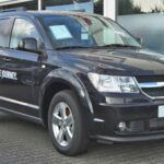 El Dodge Journey ha sido una opción asequible para muchas familias que buscan un SUV económico. A pesar de su precio inicial accesible, el Journey ha sido conocido por sus problemas de fiabilidad, que incluyen fallos en el sistema de transmisión y en los componentes electrónicos. Estos problemas pueden llevar a reparaciones frecuentes y costosas, que restan el valor a la supuesta economía del modelo. Además, su diseño y tecnologías antiguas hacen que los costos de repuestos y reparaciones sean elevados, especialmente a medida que el vehículo envejece.