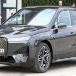 El BMW iX es un SUV eléctrico de lujo que no solo ofrece un diseño vanguardista, sino también una ingeniería de primera clase. Este modelo de BMW combina la fiabilidad y el rendimiento que caracteriza a la marca con las ventajas de un motor completamente eléctrico. El iX tiene una autonomía excelente y una velocidad de carga competitiva, lo que lo hace ideal tanto para viajes largos como para desplazamientos urbanos. Además, su interior, repleto de tecnología de última generación y materiales de alta calidad, lo coloca como uno de los SUV eléctricos más atractivos en el mercado de lujo. BMW ha demostrado que los coches eléctricos pueden ser sinónimo de potencia, lujo y eficiencia.