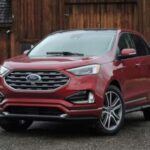 El Ford Edge 2020 se destaca en el segmento de los SUV medianos por su interior espacioso y sus características de seguridad avanzadas. Con capacidad para cinco personas, es perfecto para las familias que necesitan espacio sin recurrir a vehículos más grandes. Está equipado con la suite Co-Pilot360 de Ford, que incluye tecnologías de asistencia al conductor como el asistente de pre-colisión y freno automático de emergencia.