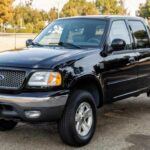 Precio medio usado: $14,790
La Ford F-150 es sin duda una de las camionetas más populares de todos los tiempos, y el modelo 2003 es uno de los más accesibles hoy en día. Con motorizaciones que incluyen motores V6 y V8, la F-150 de esa generación fue una de las últimas en ofrecer transmisión manual en varias de sus versiones. Con un precio medio de $14,790, la F-150 de 2003 sigue siendo una opción fuerte para quienes buscan fiabilidad, facilidad de reparación y un precio accesible.