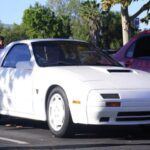 El Mazda RX-7 FC es uno de los coches más singulares de la historia del automóvil. Con su motor rotativo 13B turboalimentado, este deportivo ofreció una experiencia de conducción única gracias a su alto régimen de revoluciones y su entrega de potencia suave. El RX-7 FC también destacó por su diseño más refinado con faros escamoteables y una carrocería más estilizada que su predecesor. Con una tracción trasera y un peso ligero, el RX-7 FC se convirtió en el favorito de los entusiastas que buscaban una máquina con un carácter distintivo y un potencial de personalización impresionante.