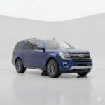 El Ford Expedition se ha ganado su reputación como un SUV duradero y potente, con un precio que arranca en 57,000 USD. Esta bestia rediseñada ofrece gran espacio para carga, incluso con la tercera fila de asientos en uso. Además, la opción PowerBoost híbrida mejora la eficiencia de combustible, alcanzando 23 mpg en carretera, lo que lo convierte en una opción más económica que otros SUV de su tamaño.