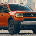 El Honda Passport, especialmente en su primera generación, ha presentado varios problemas recurrentes, como vibraciones en la transmisión, fugas en el diferencial trasero y fallos en los sistemas electrónicos. Según Consumer Reports, muchos propietarios han reportado reparaciones continuas de estos componentes incluso antes de los 80,000 km. Los expertos recomiendan estar alerta a señales como cambios bruscos de marcha o activación tardía de la tracción total, ya que estos son síntomas comunes de problemas en el vehículo. En lugar del Passport, Toyota 4Runner o Subaru Outback son opciones que constantemente reciben mejores calificaciones en términos de confiabilidad.