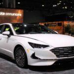 Millaje combinado: 52 mpg
Motor: 2.0 L, 4 cilindros
Transmisión: Automática (AM-S6)

El Hyundai Sonata Hybrid Blue 2023 comparte la eficiencia de 52 mpg combinado con el Honda Insight, destacándose especialmente en la carretera, donde alcanza 54 mpg. Su motor de 2.0 litros y 4 cilindros le proporciona la potencia suficiente para una conducción cómoda y dinámica. Con un diseño elegante y un interior espacioso, el Sonata Hybrid es perfecto para aquellos que buscan un híbrido que combine eficiencia, comodidad y una estética moderna. Además, su precio competitivo lo convierte en una excelente opción para quienes buscan un híbrido de calidad a un precio accesible.