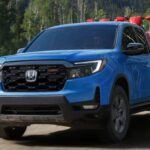 La Honda Ridgeline, fabricada en Alabama, es la camioneta perfecta para quienes necesitan la versatilidad de un pick-up sin renunciar a la comodidad y practicidad de un coche normal. Con su diseño único y un motor V6, la Ridgeline ofrece una carga útil de hasta 1,500 libras y capacidad de remolque, todo sin perder la suavidad de conducción que esperarías de un sedán. Su caja de carga y el diseño unibody hacen que sea una de las camionetas más cómodas de conducir, especialmente para quienes la utilizan para trabajos ligeros o para el transporte familiar en los suburbios.