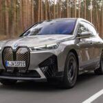 El BMW iX es una excelente opción para los jubilados que buscan un SUV totalmente eléctrico, ofreciendo no solo un diseño deportivo y futurista, sino también un interior ultra cómodo y tecnología de última generación. Este modelo destaca por su silencio en la conducción, su agilidad mejorada y un rendimiento impresionante gracias a sus motores eléctricos. El BMW iX es ideal para quienes desean hacer la transición a los vehículos eléctricos sin renunciar a la comodidad y al lujo que caracteriza a la marca alemana.