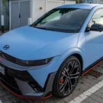 El Hyundai Ioniq 5 2024 es un SUV eléctrico que ha sido reconocido por su alto nivel de seguridad y fiabilidad, obteniendo el galardón Top Safety Pick+ del IIHS. Con una autonomía que varía entre 220 millas para los modelos de tracción trasera y 260 millas para los de tracción total, es un vehículo eficiente que destaca por su rendimiento en términos de consumo, con 123 MPGe en la ciudad y 93 MPGe en carretera. Si bien algunos comentarios mencionan el pequeño maletero delantero y la falta de integración inalámbrica con Apple CarPlay, el Ioniq 5 es una de las opciones más equilibradas en términos de fiabilidad, seguridad y rendimiento.