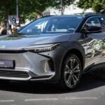 El Toyota bZ4X es fruto de una colaboración entre Toyota y Subaru, pero desde su lanzamiento ha estado plagado de problemas de fiabilidad. Los propietarios han reportado dificultades con el sistema de carga, así como una grave falla que implicó un recall por ruedas que podrían desprenderse. Estos inconvenientes han afectado la reputación del modelo y, a pesar de los esfuerzos de las marcas para solucionarlos, la percepción pública sigue siendo negativa.