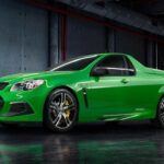 El HSV Maloo R8 LSA es una camioneta pickup de alto rendimiento fabricada por Holden Special Vehicles en Australia. Esta bestia montaba un motor V8 LSA sobrealimentado de 550 caballos de fuerza, con 510 lb-pie de torque. Gracias a su potente motor, alcanzaba un rendimiento sobresaliente, y su sistema de frenos de cuatro pistones lo convertía en una máquina de alto rendimiento en las carreteras. A pesar de su increíble capacidad, esta camioneta nunca cruzó el océano hacia Estados Unidos, lo que la hace aún más deseada por los entusiastas de las camionetas en EE. UU.