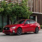 El Infiniti Q50 es un sedán deportivo de lujo que combina el rendimiento con un mantenimiento relativamente económico. Su motor V6 biturbo es potente y ágil, pero el aumento en complejidad mecánica con respecto a rivales más simples puede hacer que algunas reparaciones, como el trabajo relacionado con los turbocompresores, sean costosas. A pesar de esto, muchos componentes de desgaste, como las piezas de suspensión, son compartidos con otros modelos de Nissan, lo que mantiene los costos bajos. Si bien las reparaciones relacionadas con el turbo pueden ser caras, el resto del vehículo sigue siendo asequible en términos de mantenimiento.