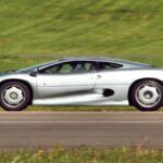 El Jaguar XJ220 fue un superdeportivo muy esperado en los años 90, prometiendo un motor V12 y un rendimiento sobresaliente. Sin embargo, los ingenieros de Jaguar optaron por un motor V6 biturbo debido a las dificultades para construir el motor V12 en tiempo y forma. El resultado fue un coche impresionante en cuanto a velocidad y tecnología, pero que nunca se comercializó en grandes cantidades. Su exclusividad y diseño radical no fueron suficientes para superar las normativas de emisiones de Estados Unidos, lo que impidió su llegada al mercado estadounidense.