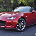 Mazda ha mantenido una excelente trayectoria, especialmente en el diseño elegante y la experiencia de conducción deportiva. Su reputación en fiabilidad, reflejada en el tercer puesto en el índice de confiabilidad de JD Power, hace de Mazda una de las marcas más atractivas para quienes buscan un coche usado de calidad. Modelos como el Mazda CX-5 y el Mazda Miata son muy populares entre los compradores de segunda mano. Además, Mazda ofrece opciones híbridas y enchufables, manteniendo su posición en el mercado de autos usados con vehículos que combinan diseño, rendimiento y fiabilidad.