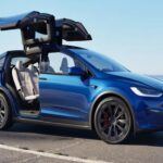 El Tesla Model X, un SUV de lujo con características innovadoras como las puertas de ala de halcón y un espacioso interior, ha sido un modelo muy esperado por los entusiastas de los coches eléctricos. No obstante, varios propietarios han compartido sus frustraciones en línea, desde problemas con las puertas hasta quejas sobre la calidad de los acabados y la fiabilidad del sistema de conducción autónoma. A pesar de sus avances tecnológicos, el Model X ha tenido más problemas de los que muchos esperaban para un vehículo de esta gama. Algunos incluso han solicitado la devolución de su dinero, ya que la experiencia no ha sido tan positiva como se anticipaba.