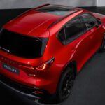 El Mazda CX-5 2026 sigue siendo una de las opciones más elegantes en el mercado de los SUV asequibles. Con un diseño sofisticado y un interior de alta calidad, este modelo destaca por su refinado manejo y su agilidad deportiva. El CX-5 combina las características de lujo con un precio mucho más accesible, convirtiéndolo en una opción atractiva para quienes desean un SUV premium sin pagar por un vehículo de gama alta. Su fiabilidad también ha sido consistentemente destacada, con altas calificaciones por parte de expertos como MotorTrend.