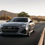 El Audi RS7 2025 es uno de los sedanes deportivos más emocionantes y costosos de la marca. Con un motor V8 de 4.0 litros, el RS7 comparte la misma potencia que el RS6, ofreciendo 621 caballos de fuerza y alcanzando los 100 km/h en 3.3 segundos. Además de su impresionante rendimiento, el RS7 tiene un interior deportivo de alta gama, con un diseño exclusivo y características como asientos deportivos y tecnología avanzada. Con tracción total quattro, el RS7 ofrece una conducción dinámica y controlada en cualquier condición, convirtiéndolo en una opción ideal para quienes buscan lujo y emoción en un solo paquete.