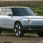 Rivian, conocido por sus capacidades todoterreno, está listo para lanzar el Rivian R2, un SUV compacto eléctrico que se espera llegue a finales de 2025 o principios de 2026. Este modelo ofrecerá una opción más asequible en comparación con los modelos más grandes de Rivian, como el R1T y el R1S. Además de su estilo robusto y aventurero, el R2 será ideal para quienes buscan un SUV eléctrico más pequeño y manejable, sin perder el enfoque en el rendimiento y la capacidad todoterreno.