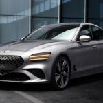 El Génesis G70 de la marca surcoreana ha ganado reconocimiento por su fiabilidad y coste de mantenimiento razonable. Durante los primeros 10 años, los propietarios gastan solo alrededor de $7,221 en mantenimiento. A pesar de ser un coche de lujo con un 19.65% de probabilidad de necesitar una reparación mayor, su coste anual de mantenimiento no supera los $1,000 hasta el noveno año. Además, la marca utiliza piezas más asequibles, lo que reduce considerablemente los costos de reparación.