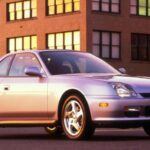 El Honda Prelude SH, especialmente la quinta generación, se destacó por su tecnología avanzada para su época. Equipado con el sistema ATTS (Active Torque Transfer System), que mejoraba la tracción delantera al transferir torque a las ruedas, el Prelude SH ofrecía una conducción superior en curvas. Además, su motor H22A de 2.2 litros y 200 caballos de fuerza lo hacía muy competitivo en su clase. El Prelude SH es conocido por ser uno de los coches más divertidos de conducir, con un rendimiento que sigue siendo admirado hoy en día.