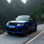 Pocos SUV tienen una reputación tan contradictoria. Los Range Rover son conocidos por su depreciación y costes de mantenimiento elevados, pero también por ofrecer una combinación única de lujo, confort y capacidad off-road real. Su suspensión neumática y sensación de aislamiento hacen que cada trayecto sea especial, algo que explica por qué muchos repiten pese a los riesgos.