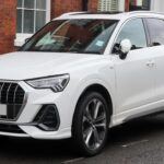 El Audi Q3 es un SUV subcompacto que se destaca por su conducción suave, facilidad de maniobra y un interior de lujo. Con un costo de mantenimiento anual de alrededor de $956, este modelo mantiene un valor notablemente alto en comparación con otros SUV alemanes, con una depreciación de solo el 38% en los primeros cinco años. Para los jubilados que buscan un crossover compacto y lujoso, el Q3 es la opción perfecta, con un diseño moderno y un práctico espacio de carga.