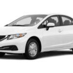 El Honda Civic Hybrid 2015 es generalmente un coche confiable, pero su versión híbrida presenta problemas importantes, especialmente con el espacio interior, debido a la batería. Los asientos traseros son incómodos y el maletero es pequeño. Además, este modelo tiene una falla común en el módulo de control ABS, cuyo reemplazo puede costar entre $1,422 y $1,434. Estos costos de reparación pueden hacer que las ventajas de la versión híbrida desaparezcan por completo, convirtiéndolo en una opción menos atractiva.