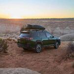 Para aquellos que buscan un vehículo con la versatilidad de un SUV pero con la eficiencia de un sedán, el Subaru Outback es una opción excelente. Este crossover tipo wagon ofrece un amplio espacio de carga y mejor economía de combustible que muchos SUV. Su tracción total estándar garantiza seguridad y confianza en diversas condiciones climáticas, mientras que la tecnología de asistencia al conductor EyeSight de Subaru es estándar, lo que mejora aún más la seguridad en carretera. Ideal para quienes disfrutan de actividades al aire libre o necesitan un vehículo confiable para el día a día.