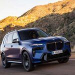 El BMW X7 hace una declaración audaz con sus enormes riñones frontales, pero la verdadera magia sucede cuando abres la puerta. El interior se asemeja más a un loft contemporáneo que a un vehículo, con un 
