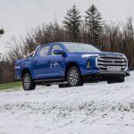 Maxus, una marca de vehículos comerciales china resucitada por SAIC, lanzó la T90 EV como una de las primeras camionetas eléctricas en el mercado. Aunque no es tan avanzada como la Rivian, la T90 EV ofrece una autonomía de hasta 354 km con una potencia de 150 kW (201 caballos de fuerza) y un par de 376 Nm.