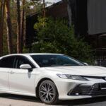 El Toyota Camry se ha ganado una reputación por ser un coche que corre con suavidad y minimaliza los problemas mecánicos. Es conocido por su manejo silencioso y su interior cómodo, ideal para viajes largos o trayectos urbanos diarios.