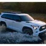 El Toyota Sequoia ha recibido una actualización completa en 2023, con un nuevo motor híbrido i-FORCE MAX de 3.5 litros que combina un motor V6 biturbo con un motor eléctrico, generando 437 caballos de fuerza y 583 lb-ft de torque. Esta potente combinación de energía permite que el Sequoia remolque hasta 9,520 libras, un número impresionante para un SUV de su tamaño. Además, el sistema de transmisión automática de 10 velocidades ajusta de manera eficiente el cambio de marchas, mientras que su modo Tow/Haul optimiza el rendimiento para remolques. Con una excelente fiabilidad, es una opción perfecta para quienes buscan un SUV grande y potente con excelente eficiencia de combustible.