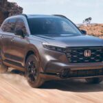 El Honda CR-V 2026 ha sido reconocido por su fiabilidad y seguridad, obteniendo una calificación perfecta de la NHTSA. Este SUV compacto se ofrece con un motor turboalimentado de 1.5 litros y 190 caballos de fuerza, además de una opción híbrida de 204 caballos de fuerza. La versión híbrida, con un rendimiento combinado de 40 MPG, es ideal para quienes buscan eficiencia y seguridad. El CR-V también incluye avanzados sistemas de asistencia al conductor, como el Honda Sensing, que proporciona una mayor tranquilidad en cada viaje.