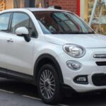 Fiat es conocida por sus precios asequibles, pero la propiedad de un Fiat puede resultar costosa a largo plazo. Modelos como el Fiat 500X y 500L tienen problemas eléctricos recurrentes, y los motores 1.3L frecuentemente sufren problemas con la cadena de distribución, lo que requiere una sustitución completa. Los espacios reducidos en los compartimentos del motor dificultan el mantenimiento rutinario, y la escasez de piezas empeora la situación. Los mecánicos informan de fallos catastróficos casi seguros entre los cinco y siete años, lo que convierte la opción económica en un riesgo financiero a largo plazo.