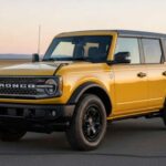 El Ford Bronco 2026 es la evolución de uno de los SUV más icónicos para aventuras extremas. En esta nueva versión, Ford se enfoca en mejorar la estabilidad, durabilidad y personalización del Bronco. Se esperan mejoras mecánicas en la suspensión para mejorar el control a altas velocidades, así como nuevos paquetes de ruedas y neumáticos. Mientras que en EE. UU. los detalles se centran en los modelos de combustión, mercados internacionales como China ya han confirmado versiones totalmente eléctricas y de largo alcance, lo que indica un futuro electrificado para el Bronco.