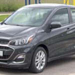 El Chevrolet Spark es un coche ágil ideal para la ciudad, pero su diseño de asientos deja mucho que desear. Los asientos delanteros son estrechos, planos y están montados demasiado bajos, lo que genera una posición de conducción antinatural y puede resultar incómodo casi de inmediato. Muchos conductores reportan que se sienten agobiados y apretados, lo que hace que la experiencia de conducir el Spark no sea la más cómoda, incluso en trayectos cortos. Los revisores de U.S. News también lo califican regularmente en lo más bajo de la escala en cuanto a comodidad.