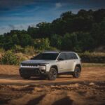 El Jeep Cherokee vuelve al mercado reconvertido en un SUV compacto híbrido. Su motor turbo de 1.6 litros ofrece 210 caballos, tracción total de serie y un consumo combinado de 37 mpg. Esta nueva generación apuesta por la eficiencia sin renunciar a la identidad aventurera que siempre ha caracterizado al modelo.