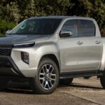 Hablar de fiabilidad es hablar de Toyota. La marca japonesa lleva décadas siendo un referente en durabilidad y bajo coste de mantenimiento. Sus gastos de reparación a diez años se sitúan también alrededor de los 4.900 dólares. El Toyota Camry, con un precio de salida competitivo y versión híbrida disponible, es uno de los mejores ejemplos de coche pensado para durar muchos años sin sobresaltos.