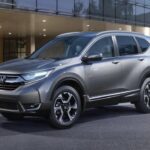 El Honda Cr-V ha sido diseñado con una obsesión clara por la suavidad. Su suspensión absorbe irregularidades con facilidad y el interior permanece silencioso incluso tras muchos kilómetros. La ergonomía de los mandos y la postura natural al volante hacen que conducirlo resulte especialmente relajante.