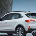 Tras 25 años de trayectoria, el Ford Escape se despedirá en 2026. Aunque sus ventas siguen siendo correctas, su identidad quedó diluida frente al Bronco Sport, con el que comparte base técnica pero no imagen. A esto se suman dudas sobre fiabilidad mecánica que han pesado en la decisión final de Ford.