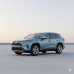 El Toyota RAV4, especialmente la versión híbrida AWD de los modelos 2020-2025, es otro de los grandes favoritos para quienes buscan fiabilidad y versatilidad. Con precios cercanos a los $30,000, este SUV compacto ofrece una excelente economía de combustible (40 mpg) y una cabina espaciosa, perfecta para llevar a la familia en los viajes. Su fiabilidad está asegurada gracias a la plataforma TNGA, que comparte con el Camry. Además, es ideal para quienes buscan algo más grande que un sedán pero igual de duradero, con menos riesgos de descomposición que algunos modelos de SUV más nuevos.
