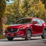 Precio típico de segunda mano (modelos 2020): 16.000–22.000 $
El CX-5 sacrifica algo de espacio trasero, pero recompensa con una conducción más ágil y precisa. La calidad del interior y la atención al diseño hacen que se sienta más premium que su precio indica. Es ideal si la experiencia de conducción es una prioridad.