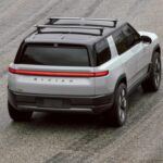 El Rivian R2 es un SUV eléctrico compacto que está llamado a competir en un mercado donde la demanda de vehículos eléctricos más pequeños y asequibles crece constantemente. Al ofrecer un diseño aventurero, al igual que los modelos más grandes de Rivian, el R2 se posiciona como una opción más accesible tanto en precio como en tamaño. Este modelo es perfecto para familias urbanas y conductores que buscan un SUV eléctrico que no solo sea eficiente, sino también capaz de aventuras, manteniendo el rendimiento todoterreno por el que Rivian es conocida. Se espera que el R2 llegue a finales de 2025, marcando el comienzo de una nueva era en los SUV eléctricos compactos.