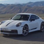 El Porsche 911 Carrera ($132,300) es el deportivo que ha logrado combinar un rendimiento excepcional con una fiabilidad sobresaliente. Desde su creación en 1963, el 911 ha sido un referente en el mundo de los deportivos, ofreciendo un motor bóxer de seis cilindros robusto y con miles de kilómetros de recorrido sin grandes averías. La transmisión PDK de doble embrague también es famosa por su fiabilidad, permitiendo cambios de marcha ultrarrápidos sin perder el toque de suavidad que caracteriza a Porsche. El 911 es un coche deportivo que no solo ofrece potencia, sino que lo hace con una fiabilidad que muchos otros deportivos no pueden igualar.